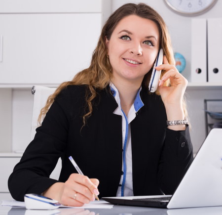 Einrichtung, Pflegekraft oder Arzt telefoniert nach Bewerbung zur personalvermittlung Einrichtung, Pflegekraft oder Arzt telefoniert nach Bewerbung zur personalvermittlung